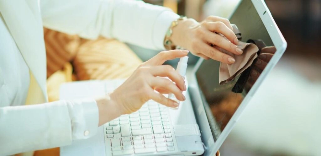 How to Clean a Laptop Screen in 4 Simple Steps and Expert Tips | How to Clean a Laptop Screen How to Clean a Laptop Screen? The Important Expert Tips