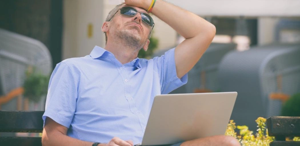 How to protect a laptop from cold weather: Let the laptop heat up before use