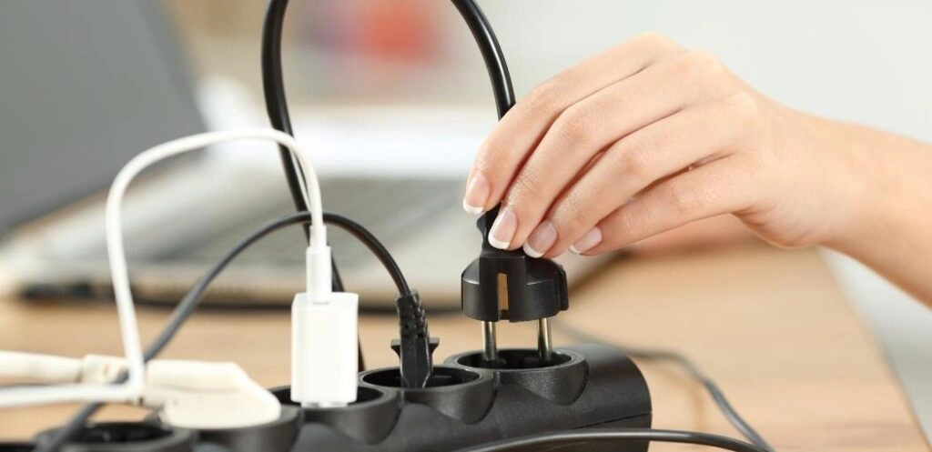 Should I leave my laptop plugged in all the time? | Should I leave my laptop plugged in all the time? The Pros of leaving my laptop plugged in all the time
