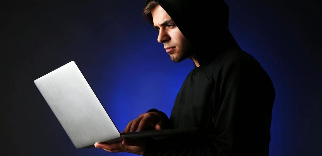 The Brief Answer: Does using laptop in the dark damage your eyes?