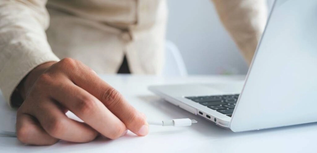 Tips for Cleaning laptop charging Port