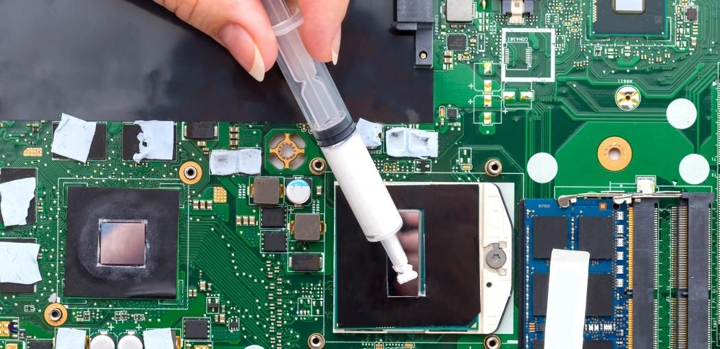 Step six: Apply the thermal paste on the heatsink