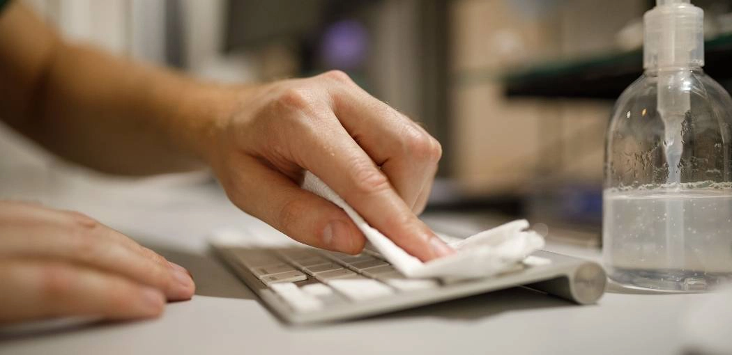 Can you use cleaning wipes on laptop?