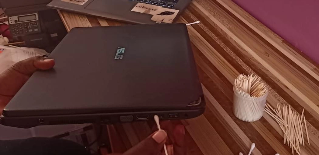 Step four: Use cotton swabs and alcohol to clean the connectors