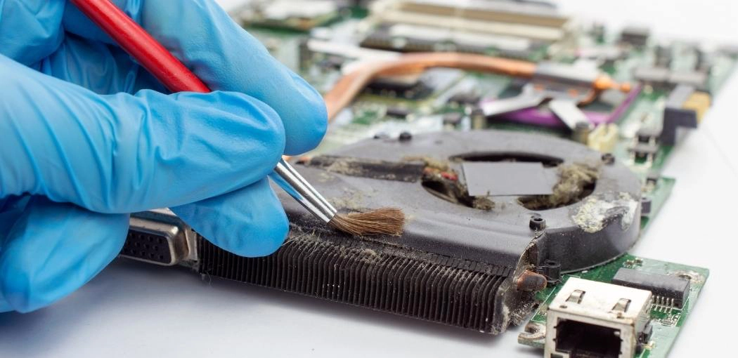 Step five: Use cotton swabs to clean the heatsink fins